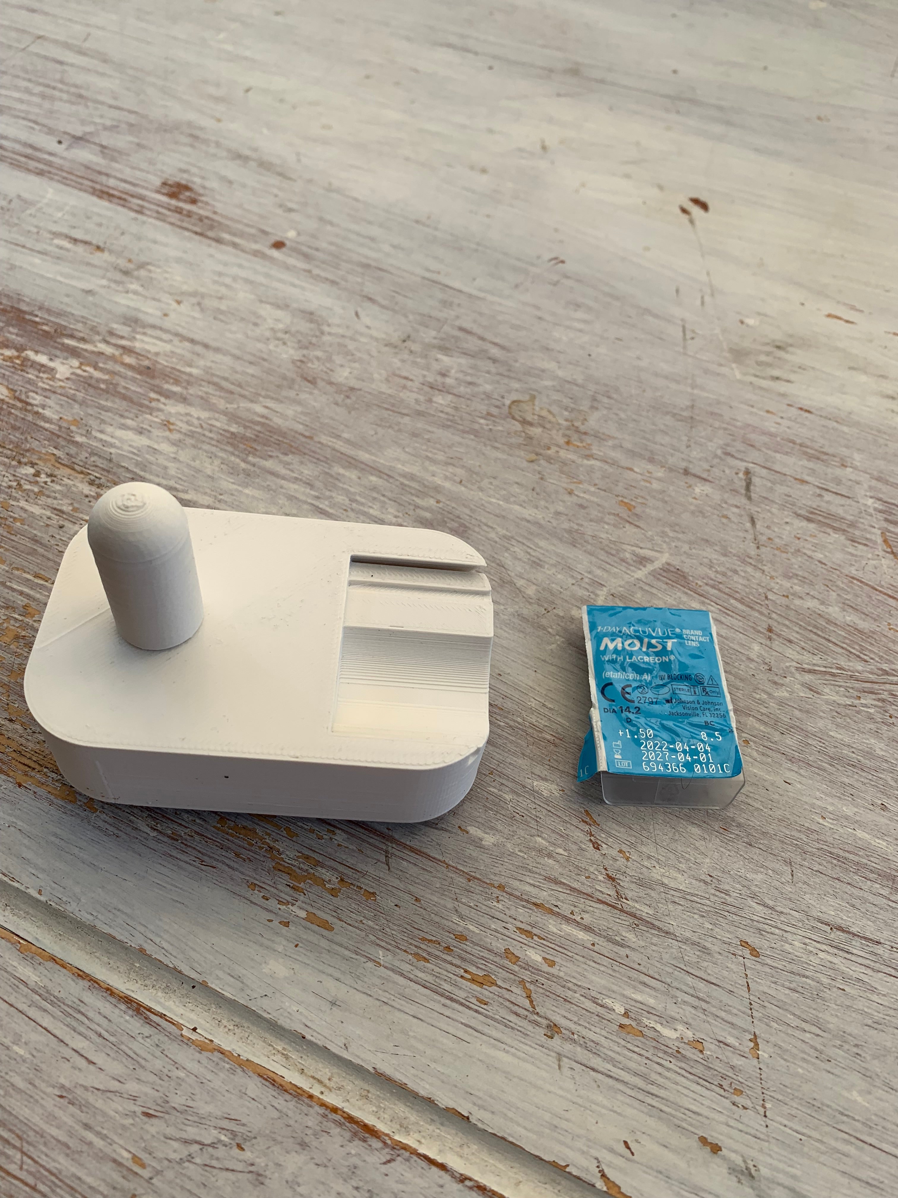 One Handed Contact Lens Assistive Device