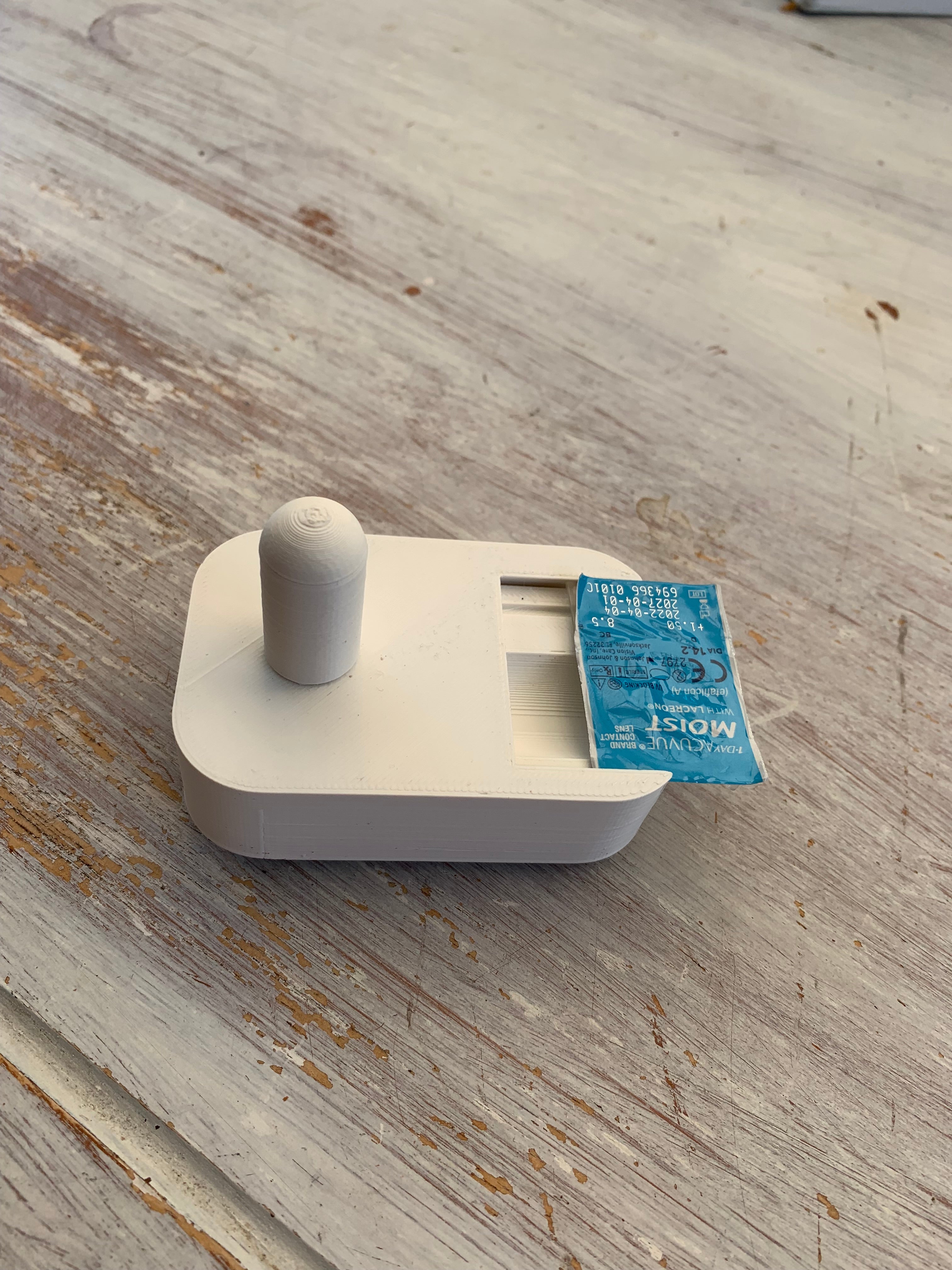 One Handed Contact Lens Assistive Device