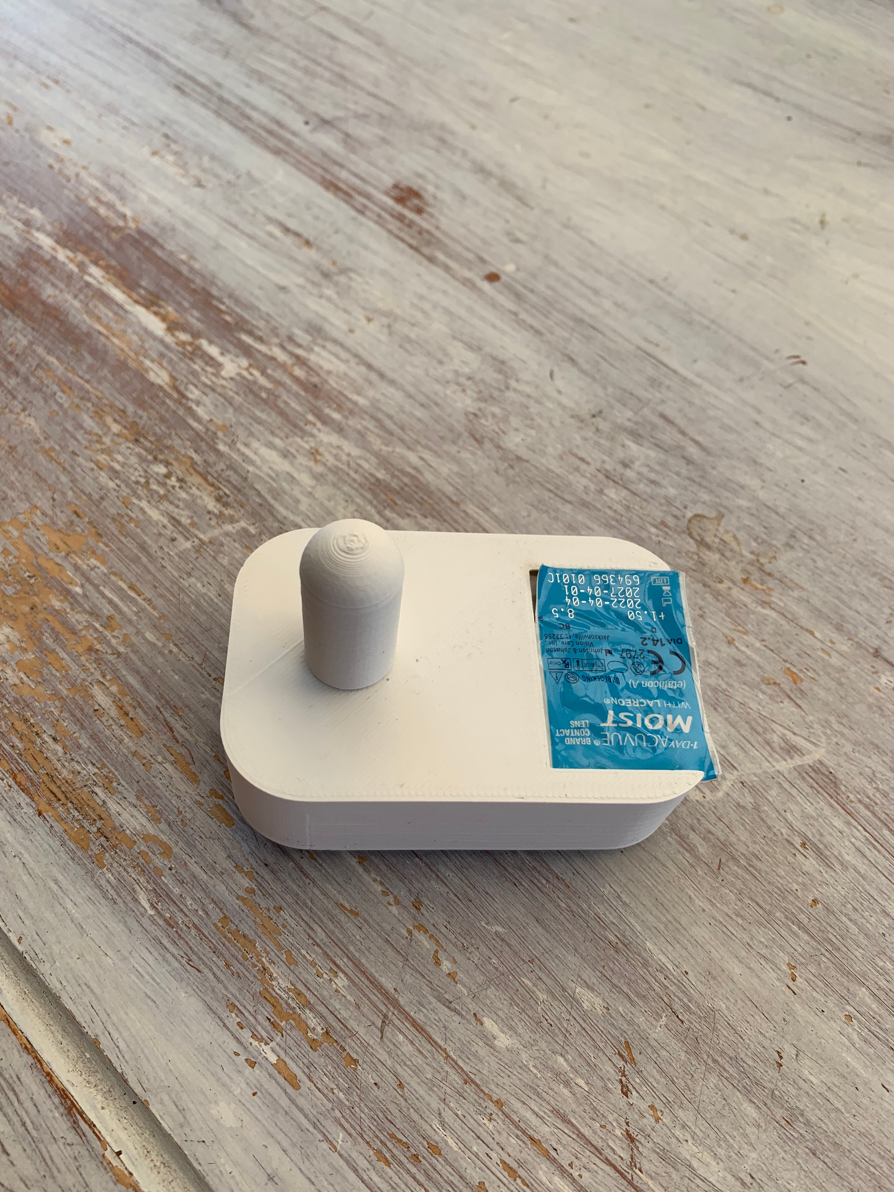 One Handed Contact Lens Assistive Device