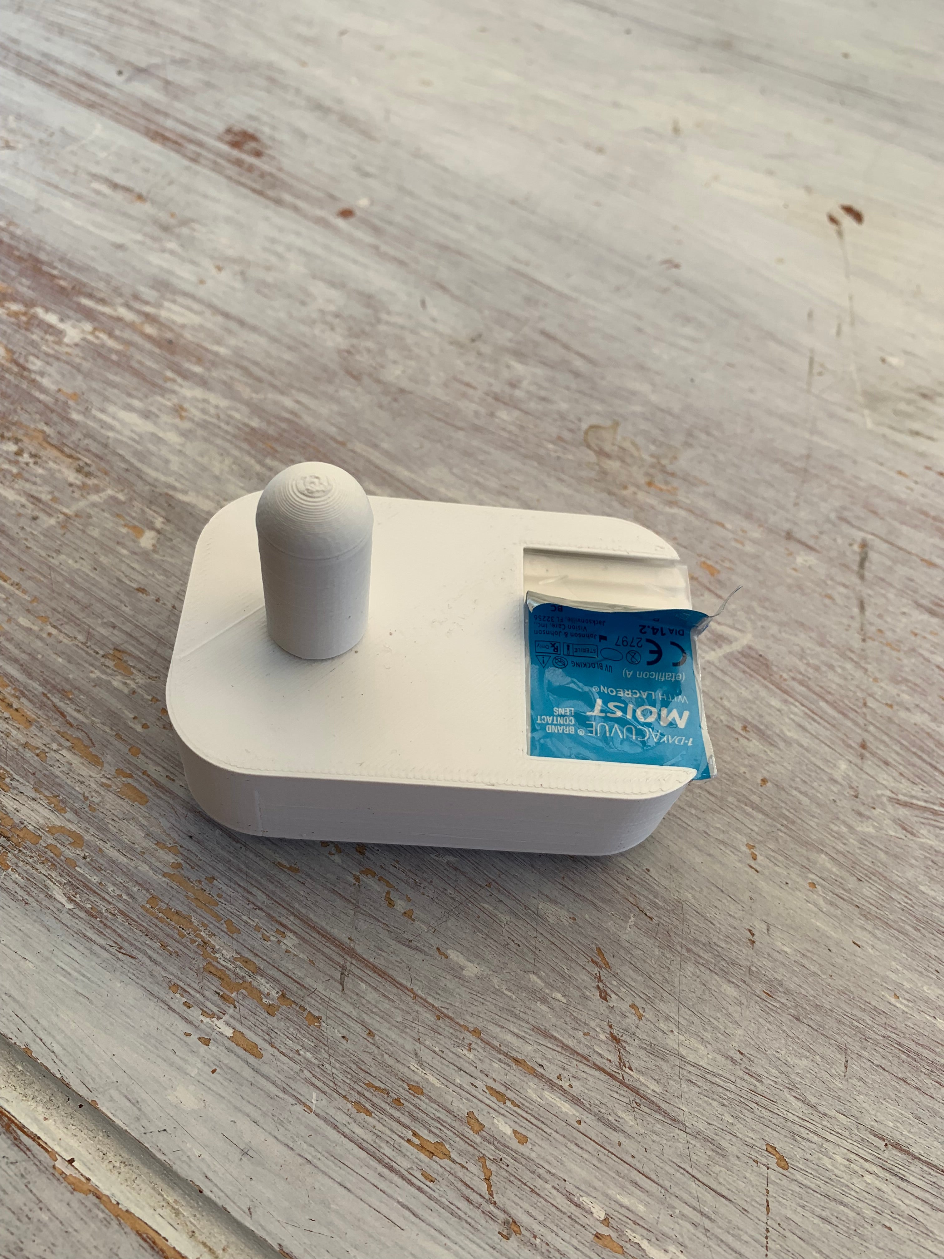 One Handed Contact Lens Assistive Device